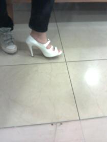 white is not my usual color, but somehow this shoe caught my eye.