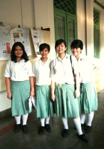 hari terakhir mengenakan seragam kebangsaan Sanur.