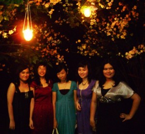 dekornya bagusss sekali. pakai pohon sakura yang dikasih lampu-lampu kecil.