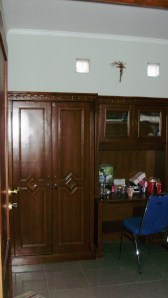 lemari baju dan meja komputer/meja belajar.