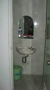 wastafel di tengah-tengah