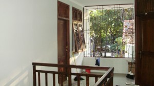 pintu kamar kos gue