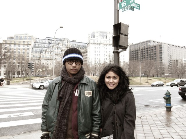 Ini team-mate HNMUN gue, Tiffany & Poppeng pas di Washington DC. Foto ini diambil pake kamera gue dengan filter nostalgic. Foto ini nggak diedit loh...
