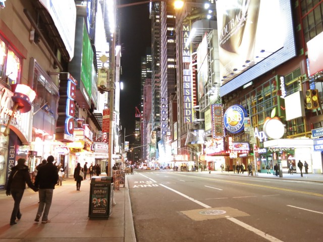 Foto ini diambil tengah malam pas lagi main ke Times Square (makanya sepi) tapi terangnya kayak siang-siang. 