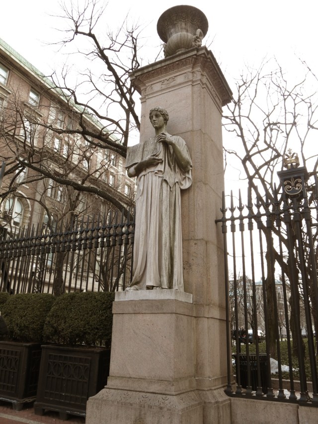 Foto ini diambil di Columbia University, NYC, deket hostel tempat kita nginep di Upper West Side. Foto ini berasa jadul-jadul gothic gitu ya.