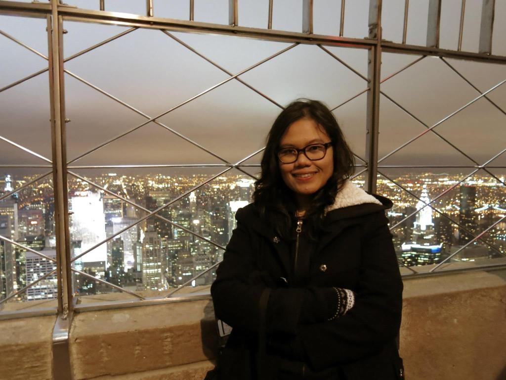 Tengah malam ke Empire State Building (anginnya buset!) terus unyunya ada yang lagi di-propose nikah. AWWW.