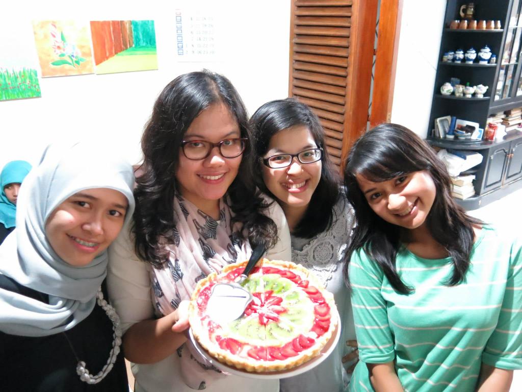 kumpul-kumpul di rumah Marsha Faradina, sang Ganbest yang saat itu lagi berulang tahun